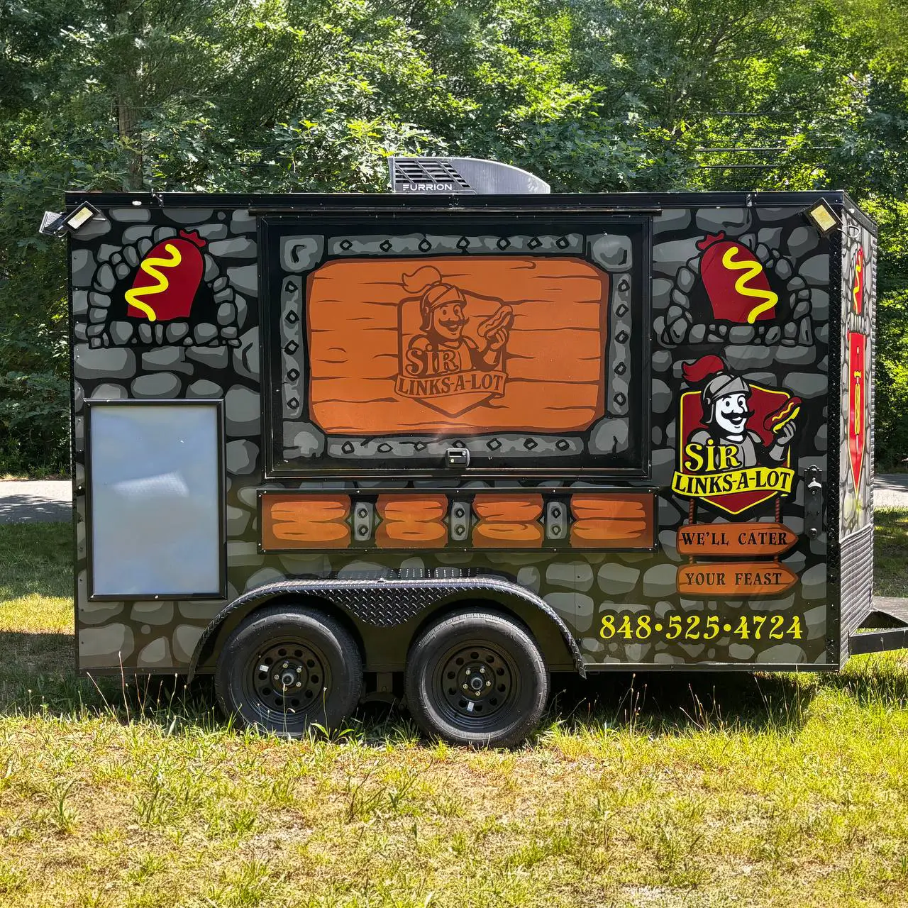 Side panel of the Sir Links-A-Lot food truck wrap